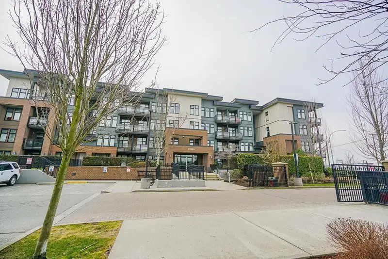211 20058 FRASER HIGHWAY - photo 1 of 18