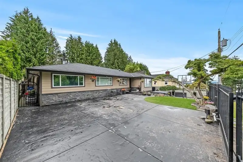 1360 EVERALL STREET - photo 3 of 12