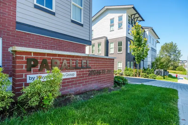 37 20246 81 AVENUE - photo 1 of 34