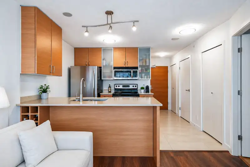 1405 909 MAINLAND STREET - photo 3 of 30