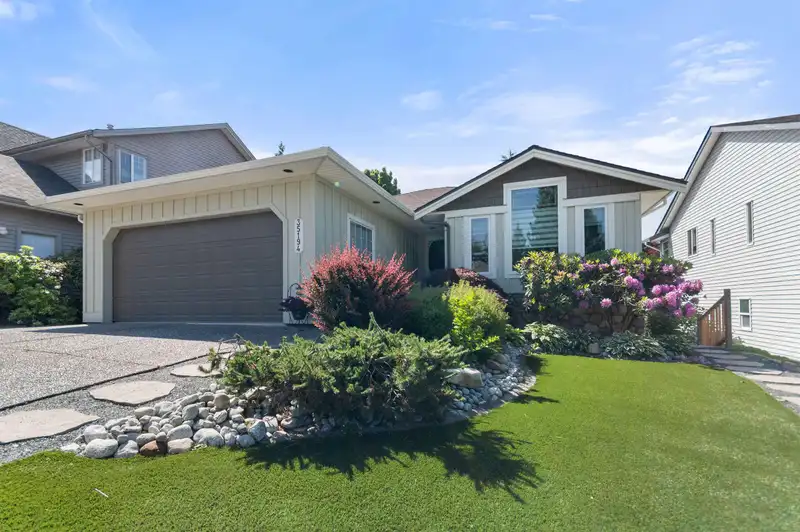 35194 CHRISTINA PLACE - photo 2 of 40
