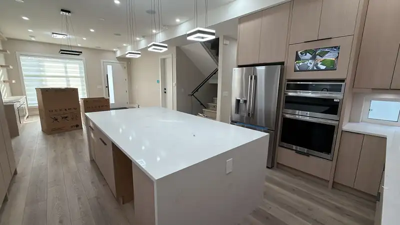8869 115 STREET - photo 2 of 2