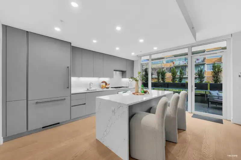 301 1331 MARINE DRIVE - photo 1 of 39