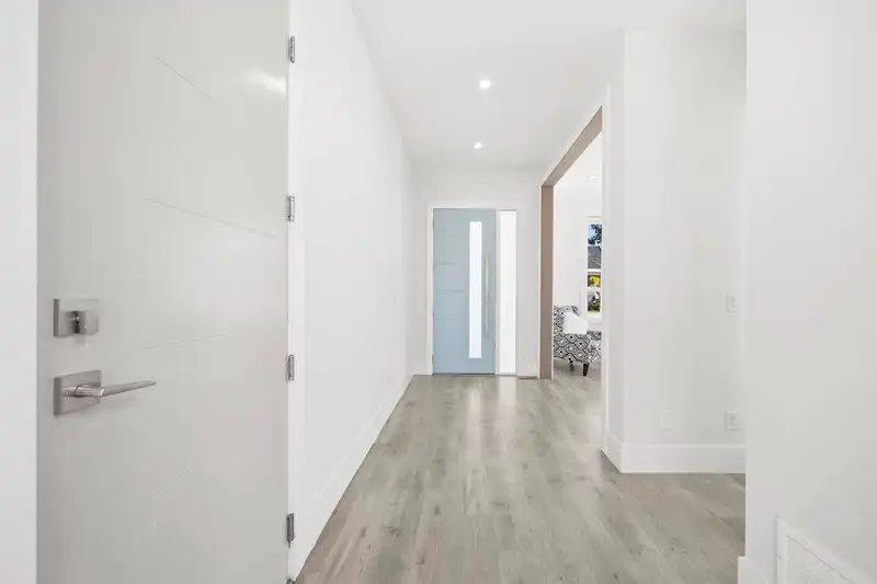 21070 76A AVENUE - photo 2 of 40