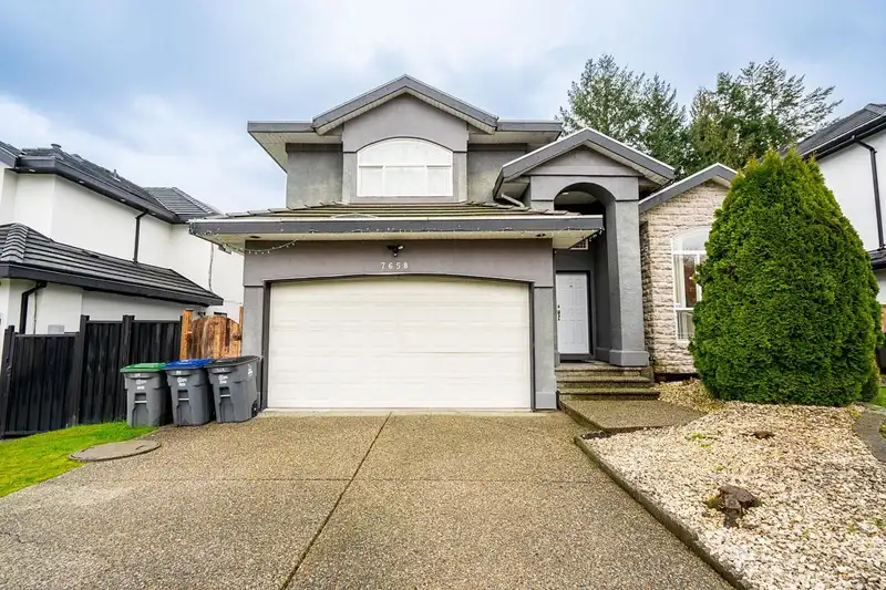 7658 147A STREET - photo 3 of 39