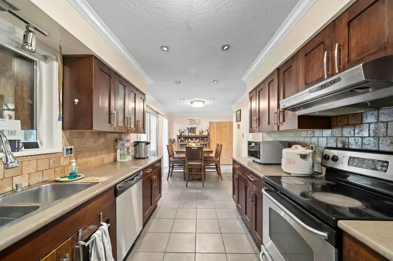 14995 108 AVENUE - photo 1 of 25
