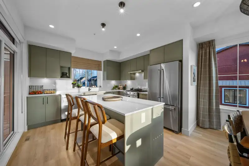 62 7661 198B STREET - photo 2 of 16
