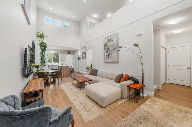 15 20498 82 AVENUE - photo 2 of 35