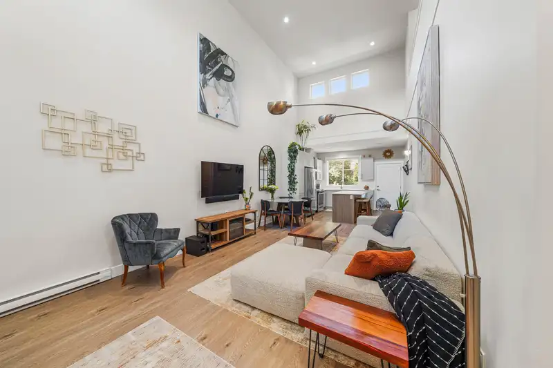 15 20498 82 AVENUE - photo 3 of 35