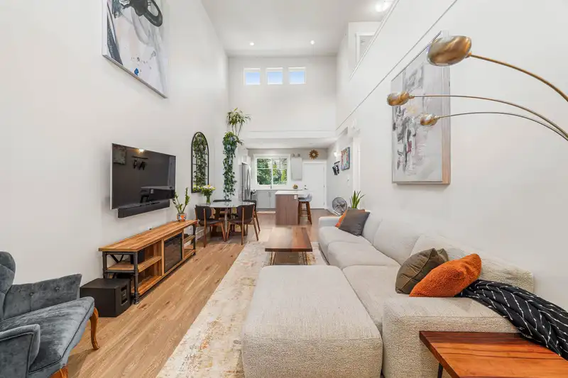 15 20498 82 AVENUE - photo 4 of 35
