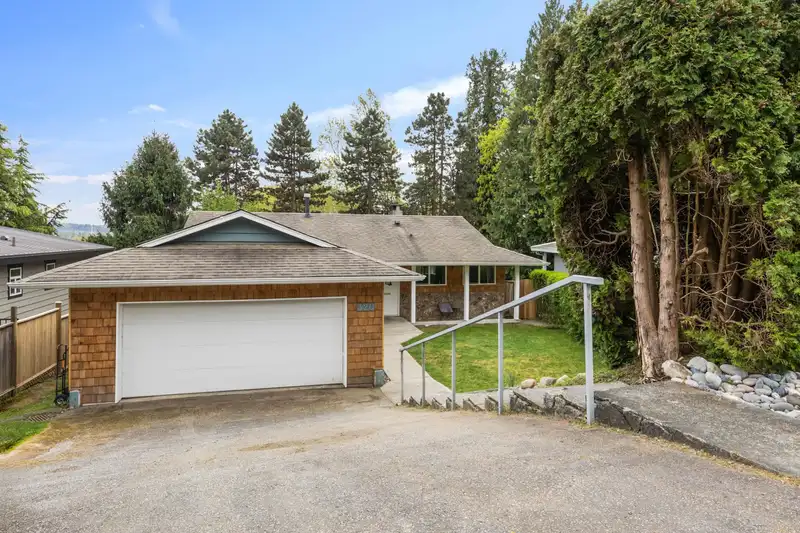 320 GLOUCESTER COURT - photo 2 of 34