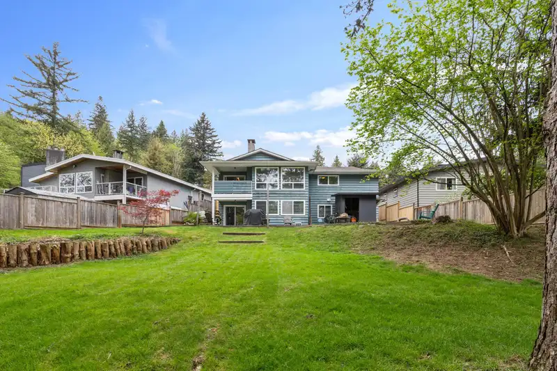 320 GLOUCESTER COURT - photo 3 of 34