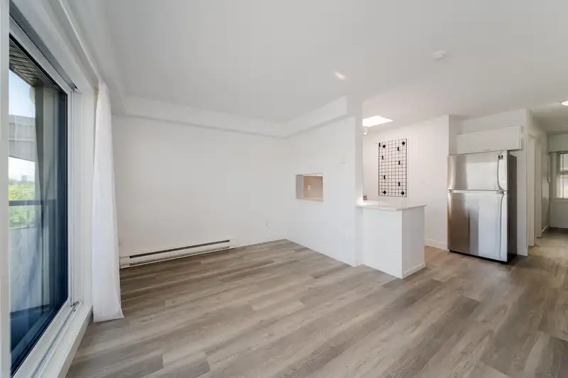 302 3788 W 10TH AVENUE - photo 2 of 37