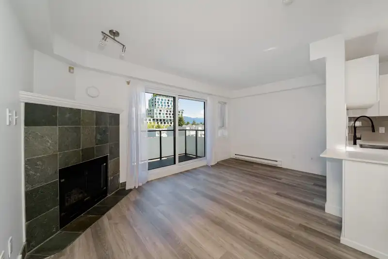 302 3788 W 10TH AVENUE - photo 3 of 37