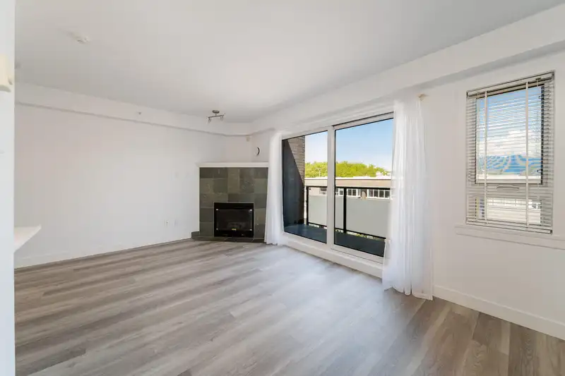 302 3788 W 10TH AVENUE - photo 4 of 37