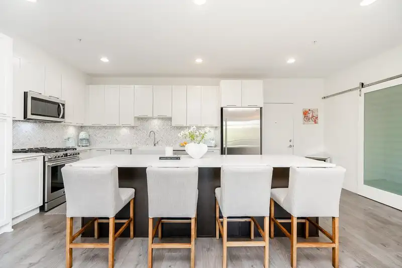 207 22087 49 AVENUE - photo 1 of 35