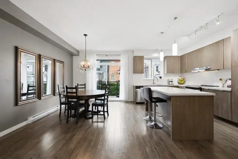 10 10735 84 AVENUE - photo 2 of 34