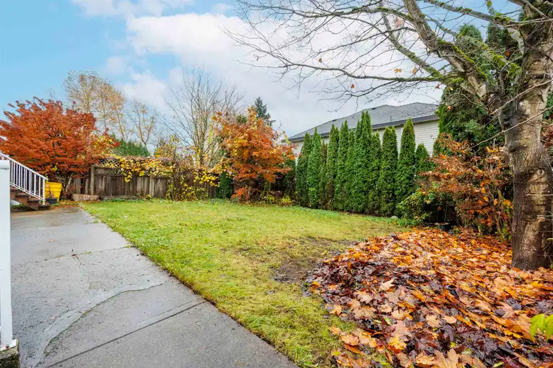15210 82 AVENUE - photo 4 of 39