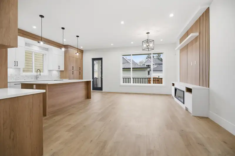 17130 1 AVENUE - photo 4 of 31