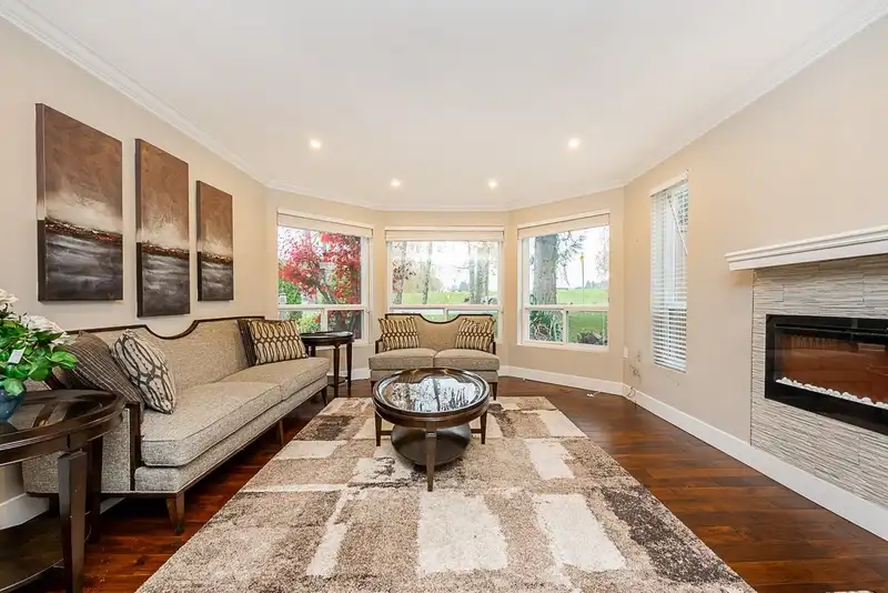 10816 80 AVENUE - photo 3 of 40