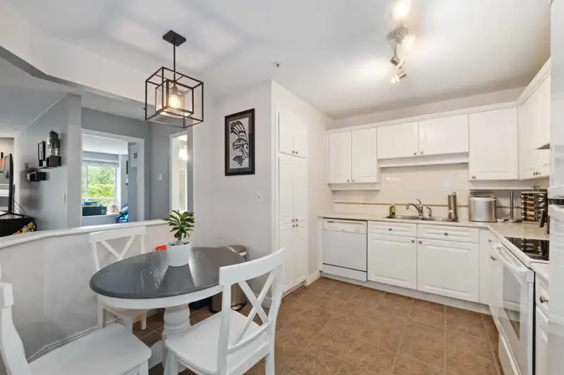 208 5556 201A STREET - photo 2 of 31