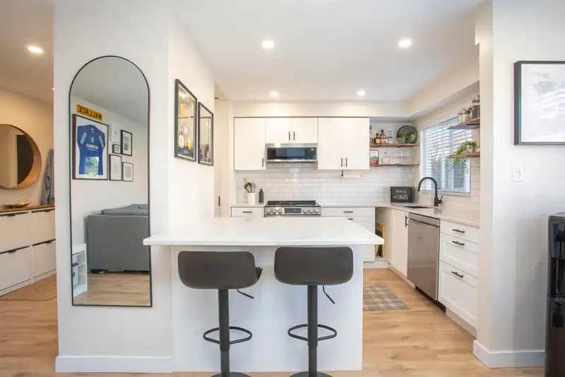 202 1381 MARTIN STREET - photo 1 of 37