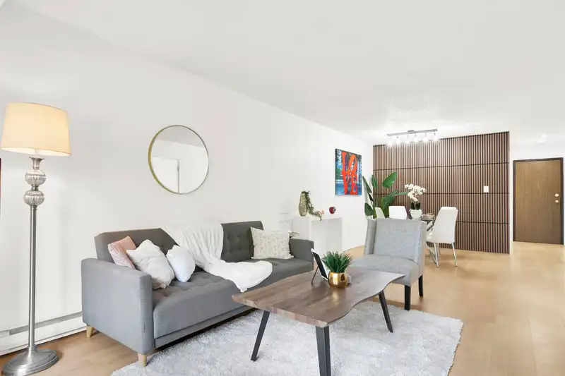 207 37 AGNES STREET - photo 1 of 20