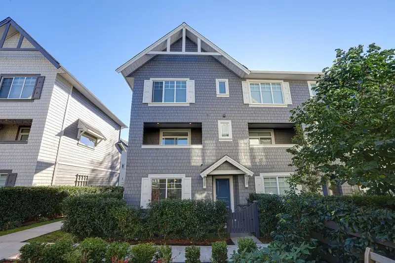 104 15850 85 AVENUE - photo 2 of 21