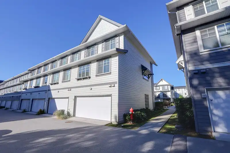 104 15850 85 AVENUE - photo 4 of 21