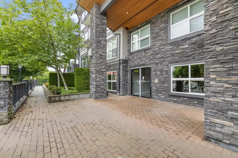 204 20630 DOUGLAS CRESCENT - photo 3 of 30