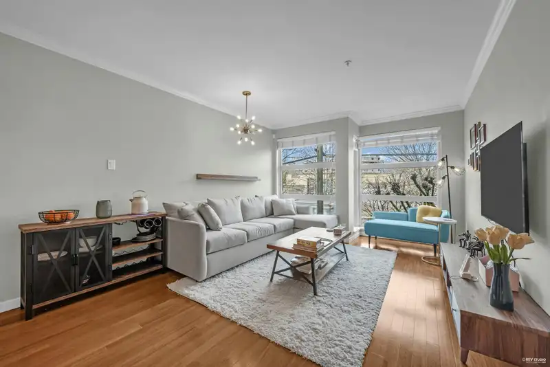 30 638 W 6TH AVENUE - photo 3 of 39