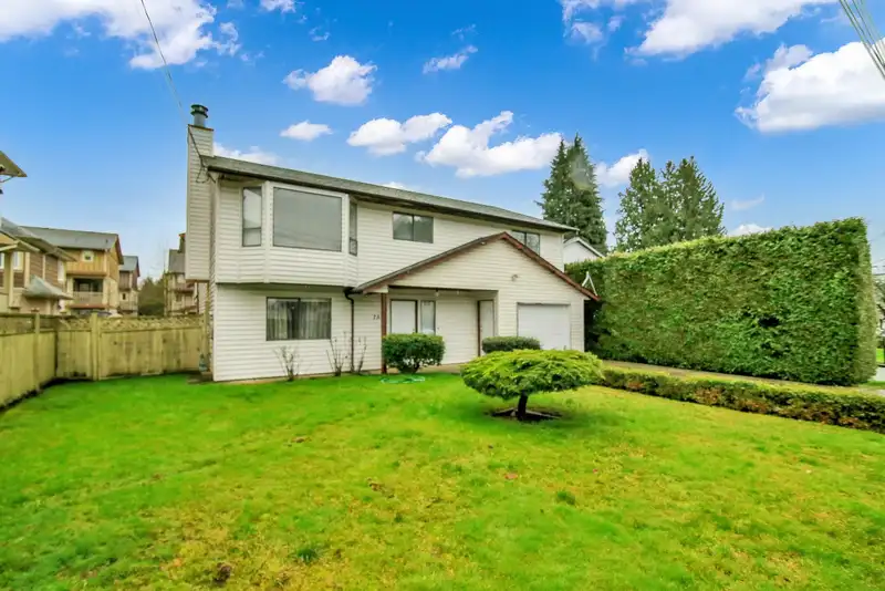 7846 119A STREET - photo 3 of 38