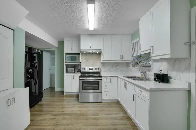 7846 119A STREET - photo 4 of 38