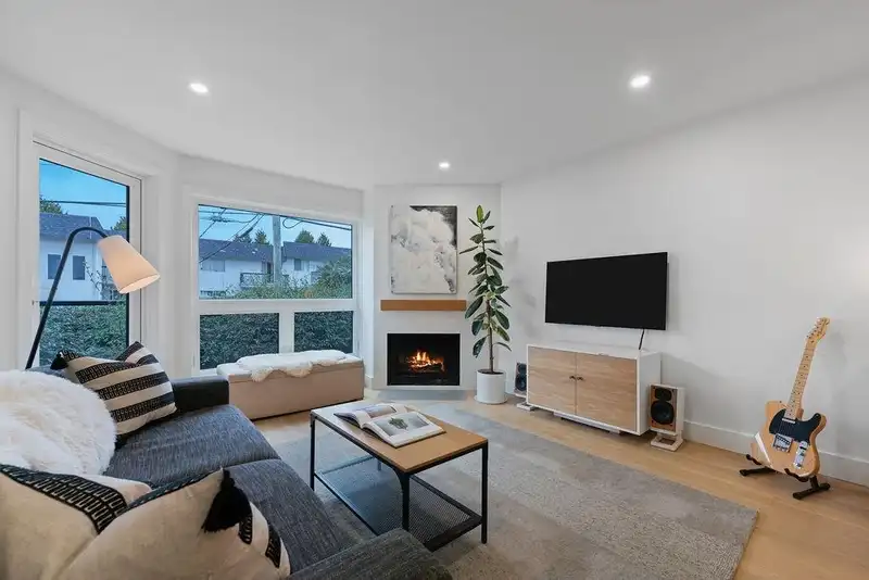 203 607 E 8TH AVENUE - photo 2 of 37