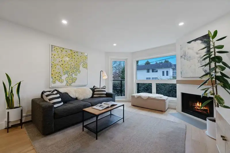 203 607 E 8TH AVENUE - photo 4 of 37