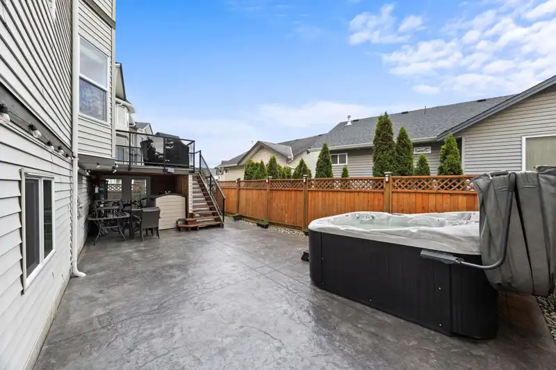 20496 67 AVENUE - photo 2 of 26