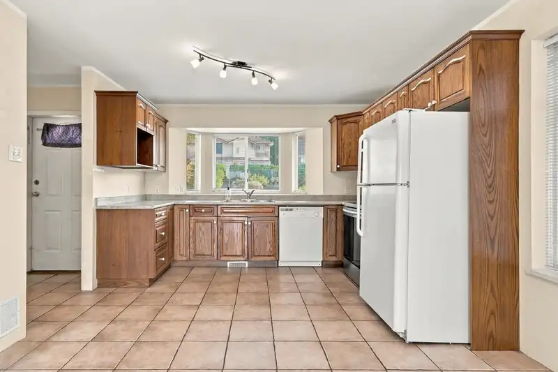 423-425 E 2ND STREET - photo 4 of 25