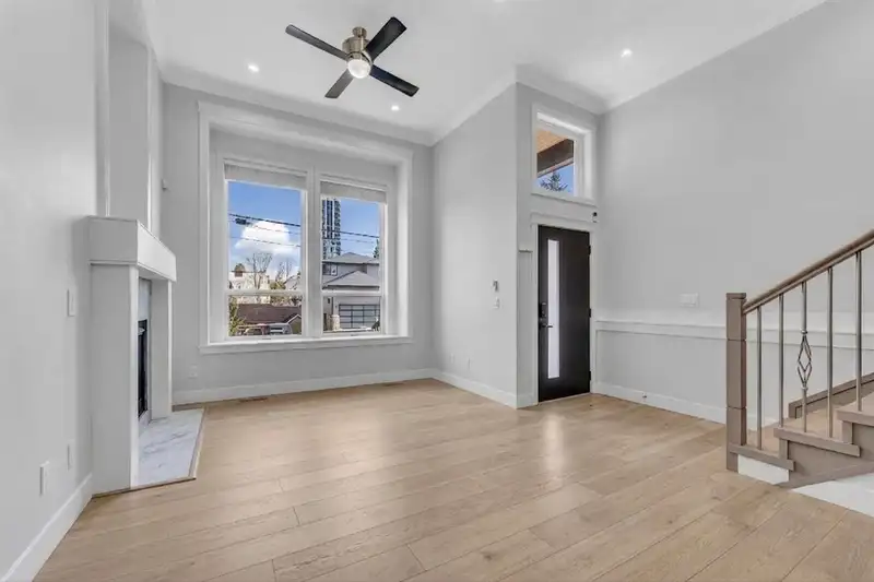 907 HARRIS AVENUE - photo 2 of 11