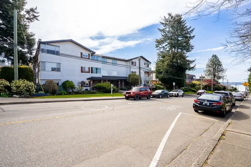 204 1390 MARTIN STREET - photo 2 of 33