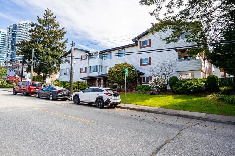 204 1390 MARTIN STREET - photo 3 of 33