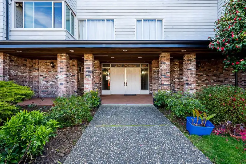 204 1390 MARTIN STREET - photo 4 of 33