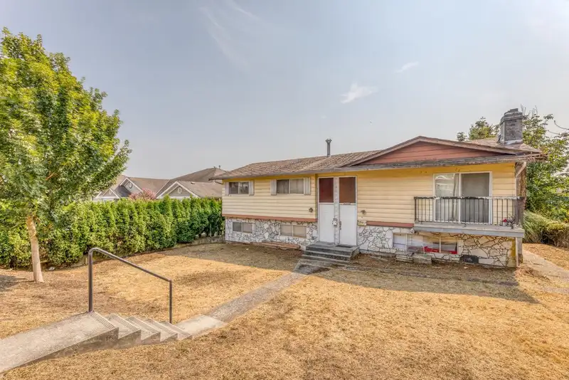 920 HARRIS AVENUE - photo 2 of 36