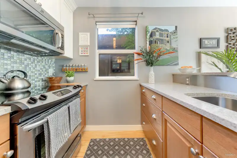201 985 10TH AVENUE - photo 4 of 19