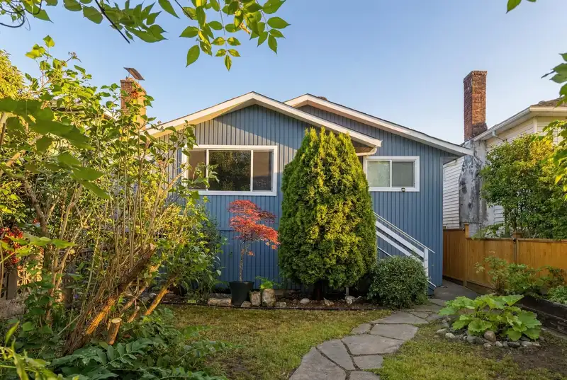 3172 E 2ND AVENUE - photo 2 of 40