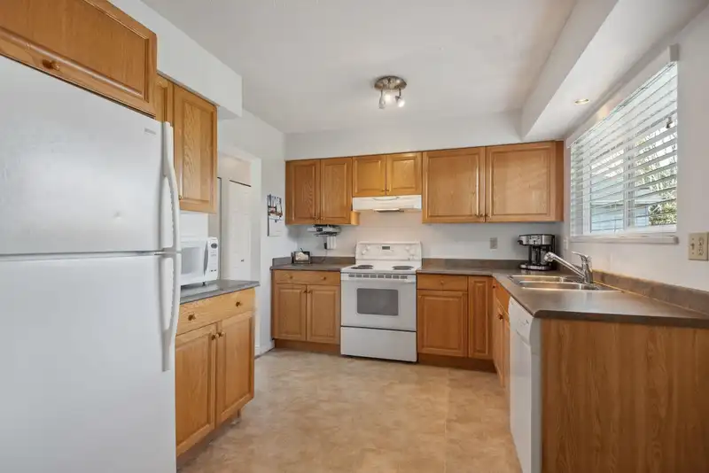 21247 94B AVENUE - photo 2 of 40