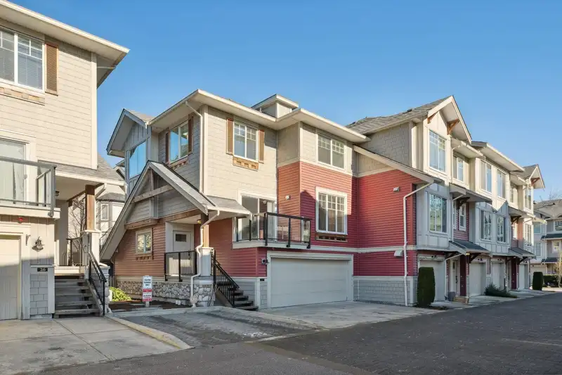 27 20498 82 AVENUE - photo 1 of 40