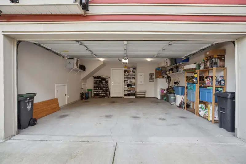 27 20498 82 AVENUE - photo 3 of 40