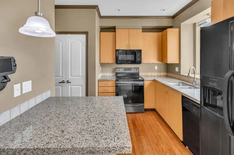 312 33485 SOUTH FRASER WAY - photo 2 of 25