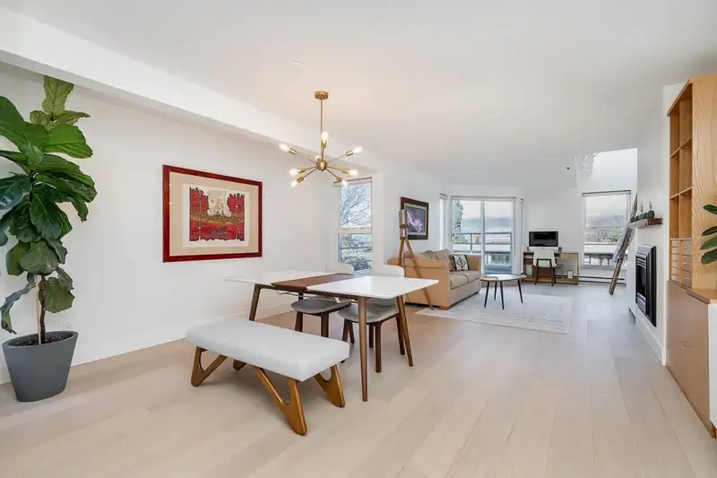 2240 YORK AVENUE - photo 2 of 39