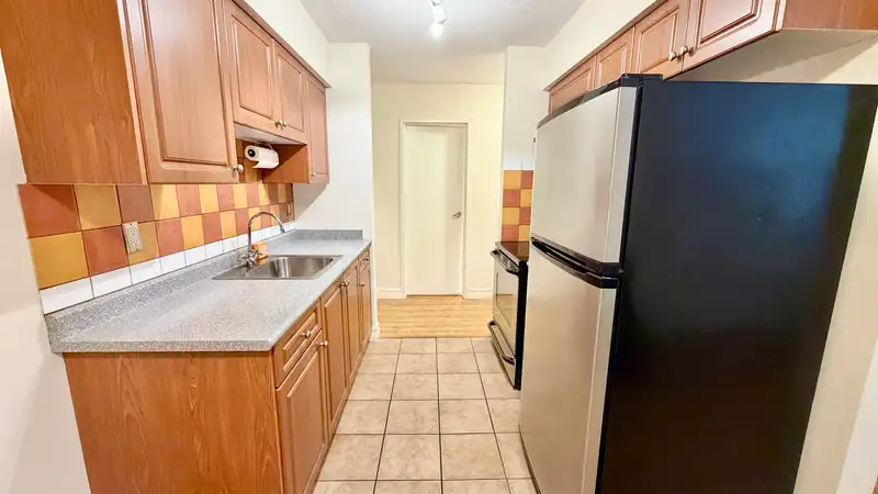 304 1442 BLACKWOOD STREET - photo 3 of 8